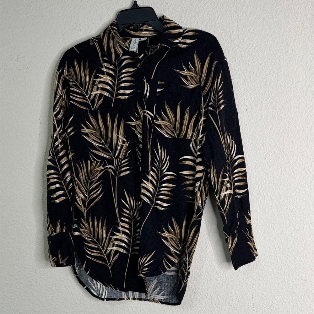 Black and Tan women’s button town tunic top. Great material.
